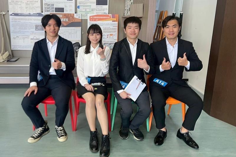 資工系林嘉彥、李煥良與自控系洪群彧蕭妤靜四位獲獎學生於賽前合影。