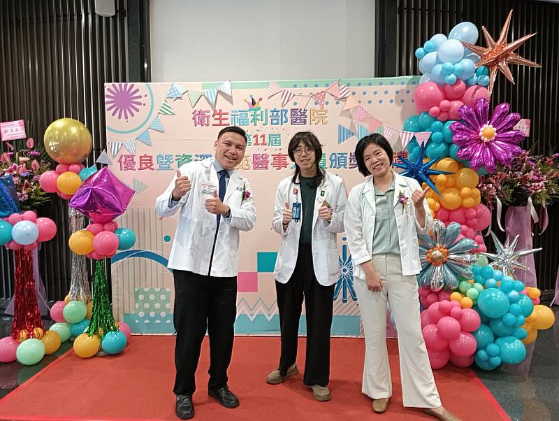 (由左至右)亞大心理系校友張瑋哲、賴雲騰、洪琳絜3位臨床心理師，均獲頒「優良醫事人員新人獎」。