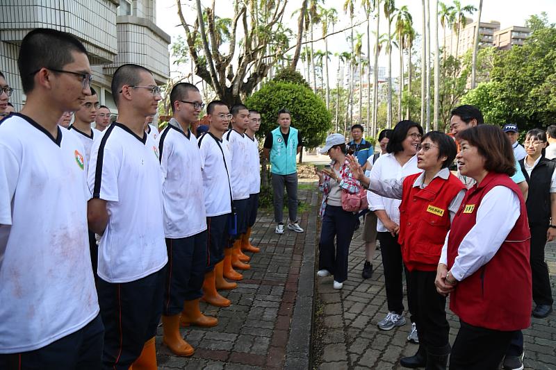 市長與部長一同到嘉義公園勉勵辛苦的役男