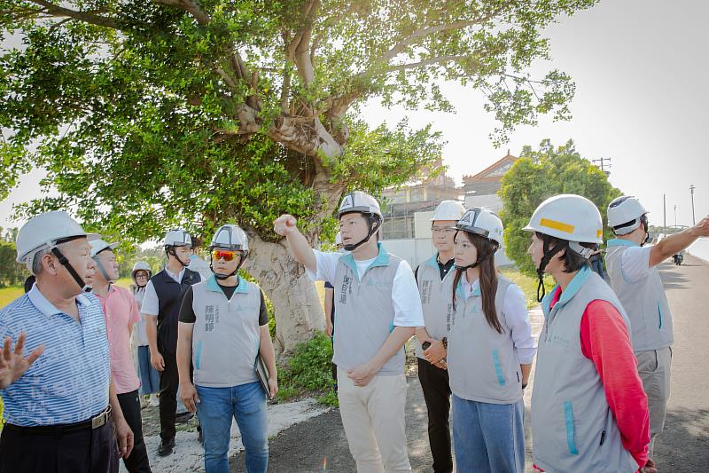 太初玄清宮旁護岸改建完工,接續啟動下游護岸改善工程,代理市長邱臣遠今日率團視察工程進度