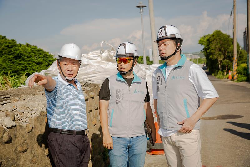 代理市長邱臣遠視察工程情形