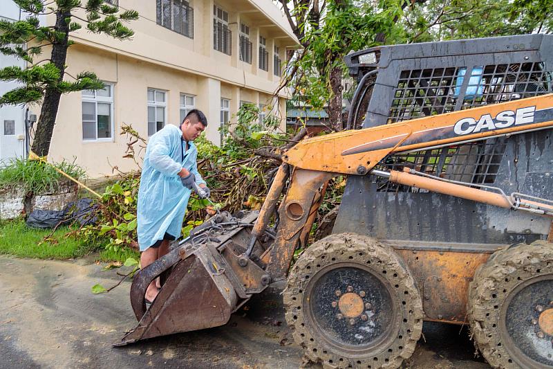 屏東隊化身「及時雨」,馳援嘉縣校園救災