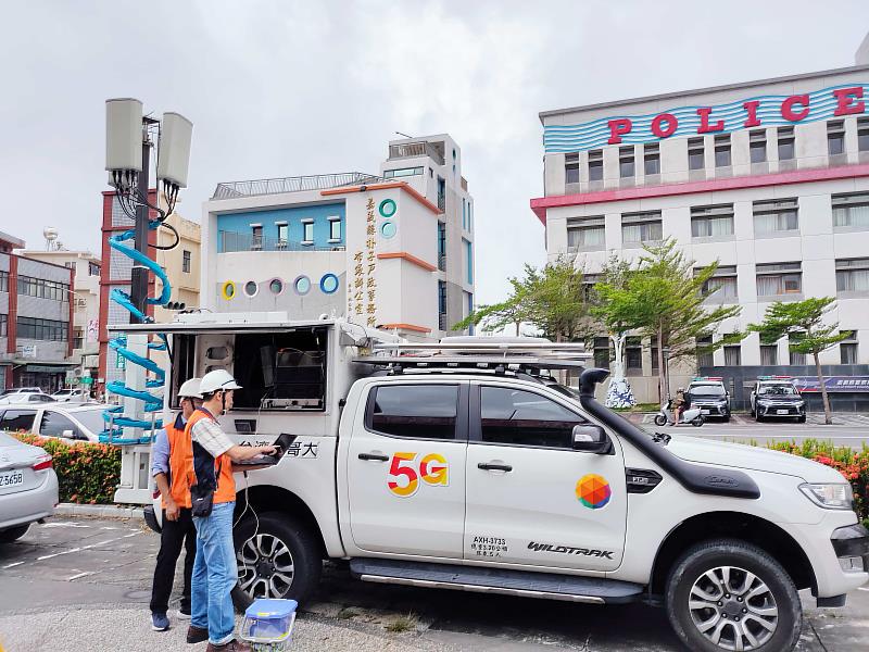 丹娜絲颱風重創南台，台灣大出動數百名人力及OneWeb衛星行動車馳援通訊，提供嘉南沿海災區網路涵蓋與緊急通訊支援。