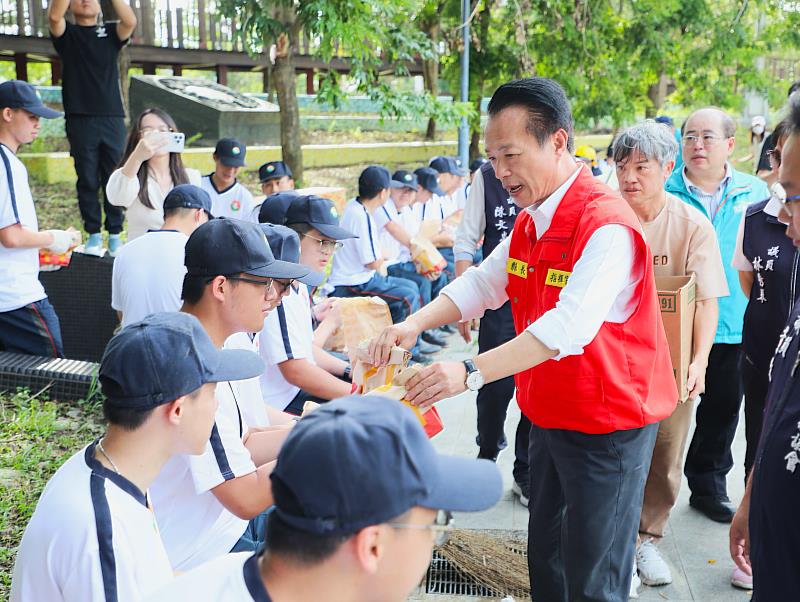 1210位替代役與警專生投入嘉義縣救災，劉世芳部長到場慰勞