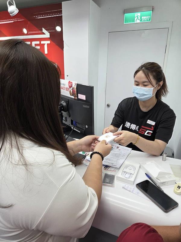 遠傳也立即於嘉義、台南多家門市設立「關懷服務站」，提供手機免費充電、生活物資發放等服務，全力協助災區居民盡快恢復通訊、重建生活。