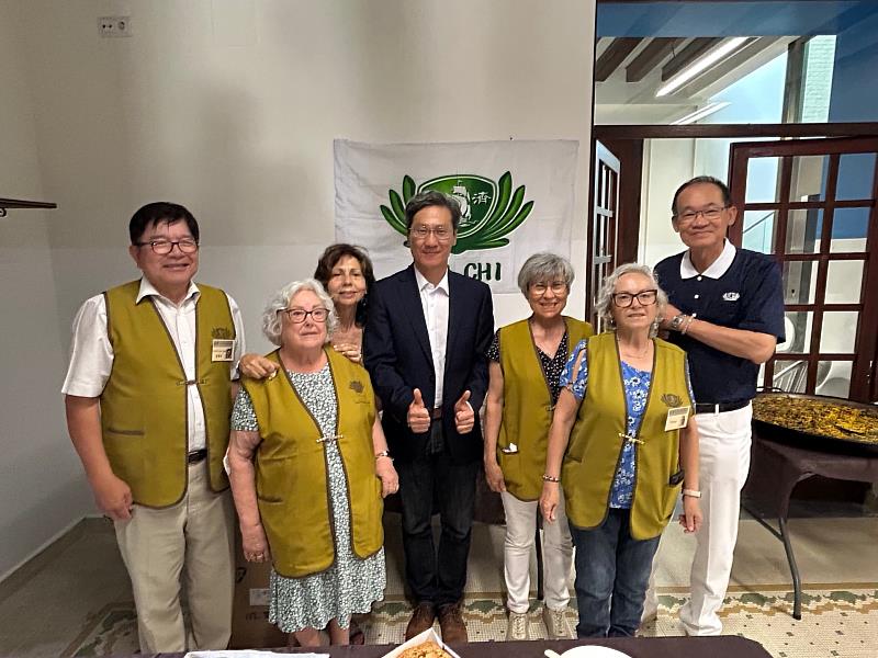 張副代表與Picanya市志工合影