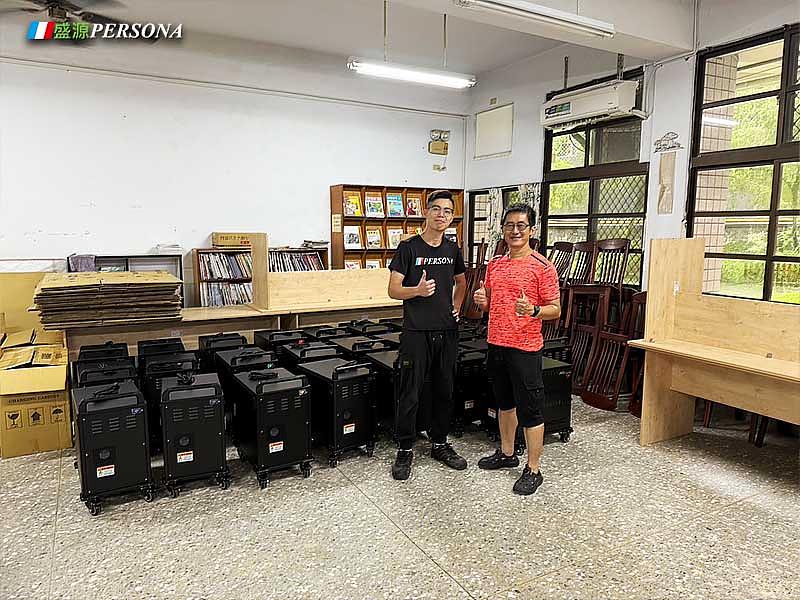 盛源工程團隊向教師說明充電車配置與功能，為後續教學應用提前做好準備