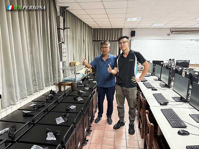 現場工程團隊協助進行充電車定位與安裝，確保操作安全與空間動線順暢