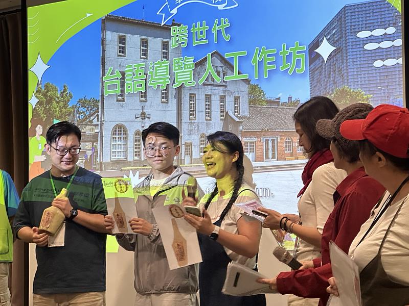 學員以歌唱、表演融入台語導覽裡,展現活潑精彩的特訓成果