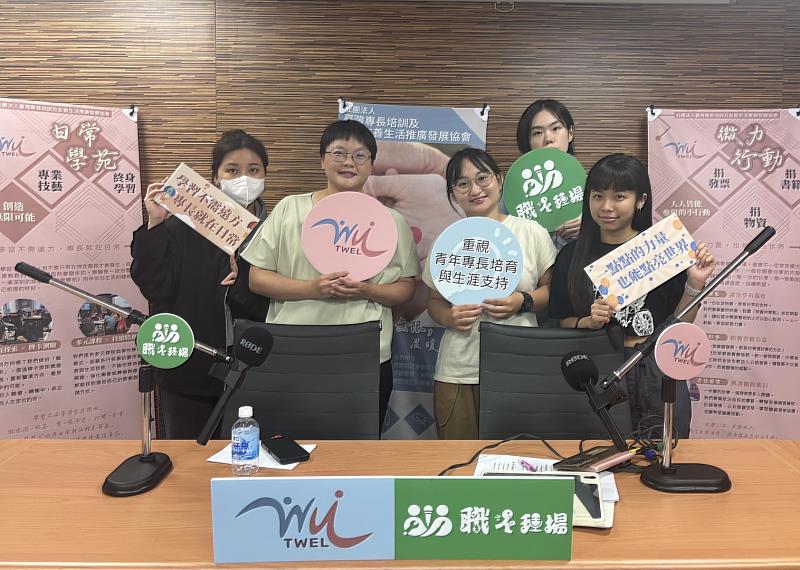 公廣系製播Podcast節目融合職涯探索與情緒行銷,訪問連鎖餐飲專案經理鄭金冠(左2)