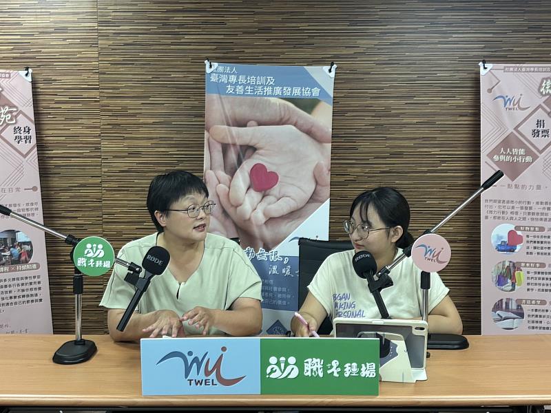 主持人訪問專案經理鄭金冠(左)