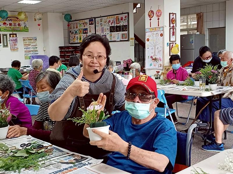 樂活學程劉采菁老師(左)指導長輩插花