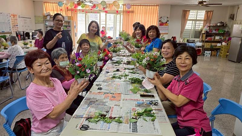 樂活學程攜手社區牽起舉辦青銀共創插花藝術活動，師生與學員合影