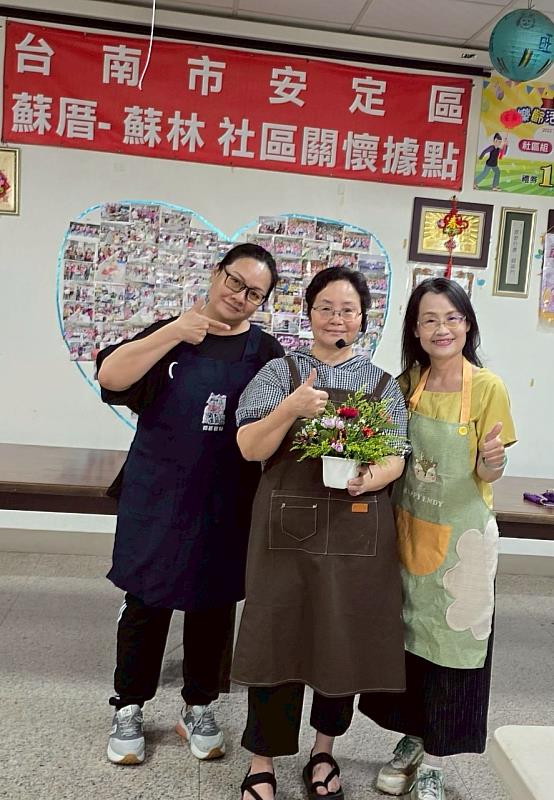 樂活學程劉采菁老師(中)帶領陳巧慧(右)和蔡寶會(左)協助長輩進行插花