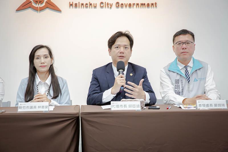 邱臣遠代理市長向市民報告永續施政成果。