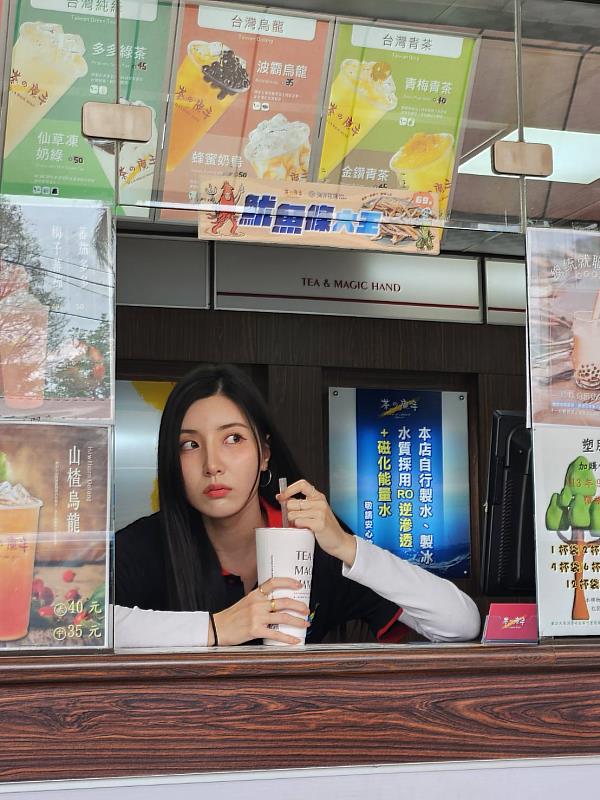 在台灣擁有高人氣的韓籍啦啦隊員南珉貞與朴旻曙、趙娟週、安芝儇組成「2S」女團並發了單曲，近期她與成員趙娟週、朴旻曙三人受邀接拍台南市政府勞工局拍攝「求職防騙」、「就業隱私」、「薪資揭示」三大主題的宣導短片。