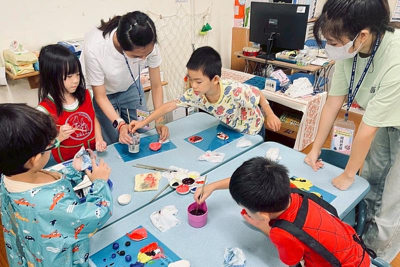 南大感謝桃園市立平鎮幼兒園行政團隊的支持，讓美感教育進入幼兒園，並展現南大推動美感教育與社會服務的積極行動力