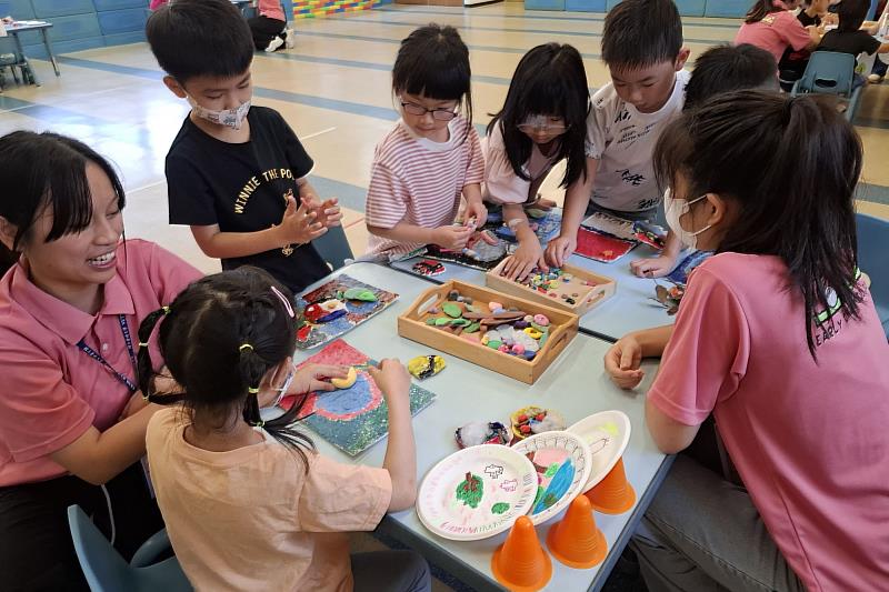 南大營隊課程結合美感欣賞與實作操作，引導幼兒感知形體與色彩，並從中表達個人情感與創造想像角色