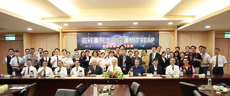 中央研究院孔祥重院士到花蓮慈院與花蓮縣MIT REAP團隊交流,肯定並鼓勵花蓮慈院在台灣發展高階智慧醫療。前排右起花蓮縣衛生局朱家祥局長、花蓮慈院李啟誠副院長、陳正然大使、孔祥重院士、慈濟醫療志業林俊龍執行長、慈濟教育志業王本榮執行長、花蓮慈院林欣榮院長、吳彬安副院長、慈濟慈善志業劉效成副執行長、花蓮慈院陳星助副院長。