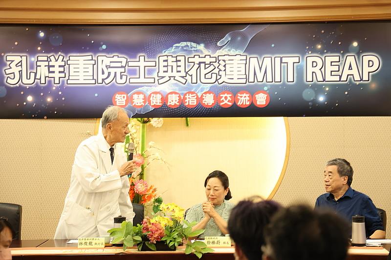 慈濟醫療志業林俊龍執行長(左一)代表慈濟歡迎孔祥重院士(右一)交流。中為花蓮縣徐榛蔚縣長。