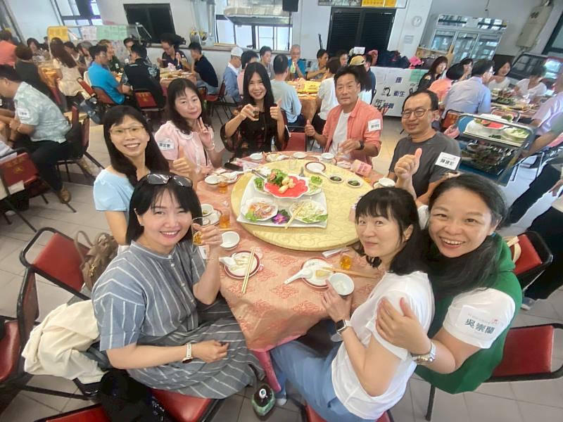 南大校友們特別邀請到當年求學時學生餐廳的主廚石太太再度回來掌廚，一道道熟悉的菜餚彷彿帶領大家回到了那個純真的學生時代