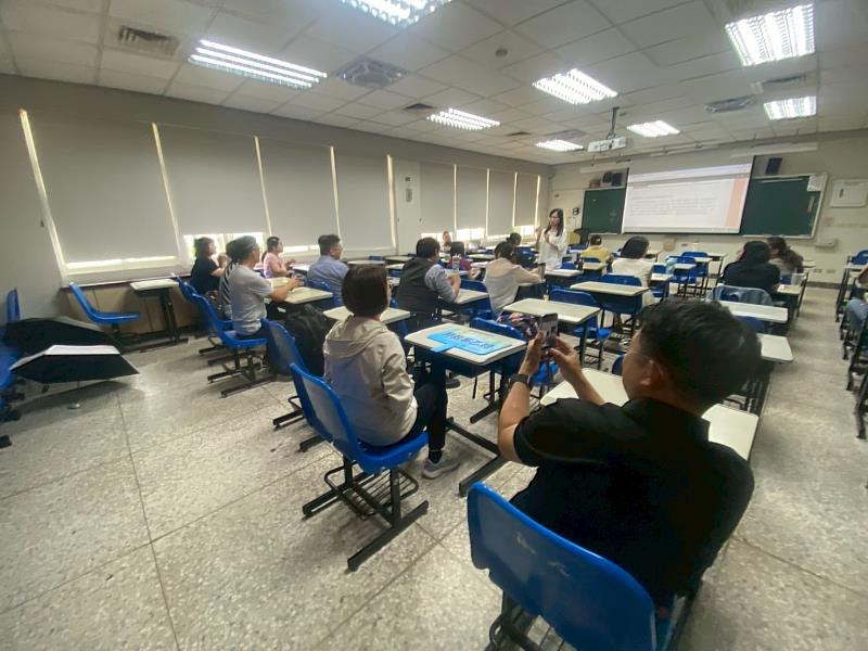 南大特教系乙班校友得知李芃娟老師暑假期間仍有課程，特地抽空到老師的課堂上聽課，重溫當年求學的美好時光