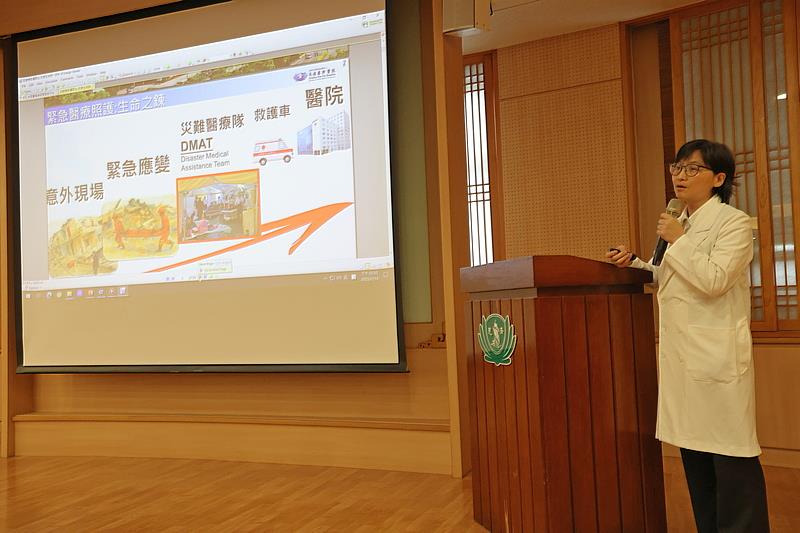 花蓮慈院急診部主治醫師賴佩芳分享如何將部助花蓮縣災難醫療隊(DMAT)全面資訊化升級iDMAT的過程，獲得孔院士的讚賞。