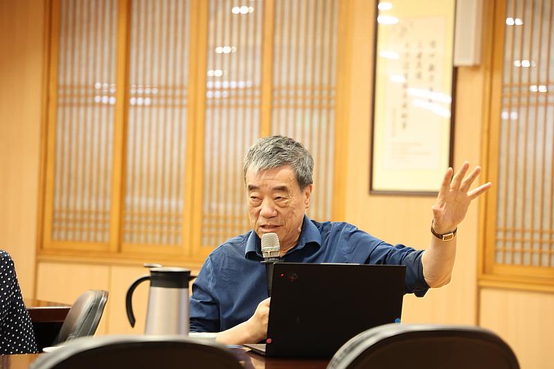 孔祥重院士身為台灣人工智慧學校校長，常義務回臺協助有需求的企業。圖為孔院士在花蓮慈院給予AI在智慧醫療發展上的建言。