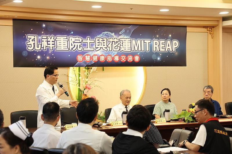 花蓮慈院林欣榮院長分享花蓮慈院與縣府合作，期望運用醫療和AI發展，將花蓮縣打造成養生、樂活的園區。