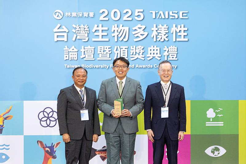 玉山金控三度榮獲台灣生物多樣性金獎,右起為台灣永續能源研究基金會簡又新董事長、玉山銀行消費金融處蔡宗樺處長、本屆評審團林聰賢委員。