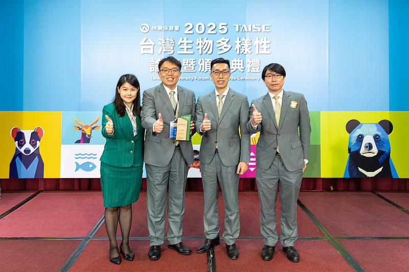 玉山銀行消費金融處蔡宗樺處長(左二)率隊領取「台灣生物多樣性金獎」獎座。