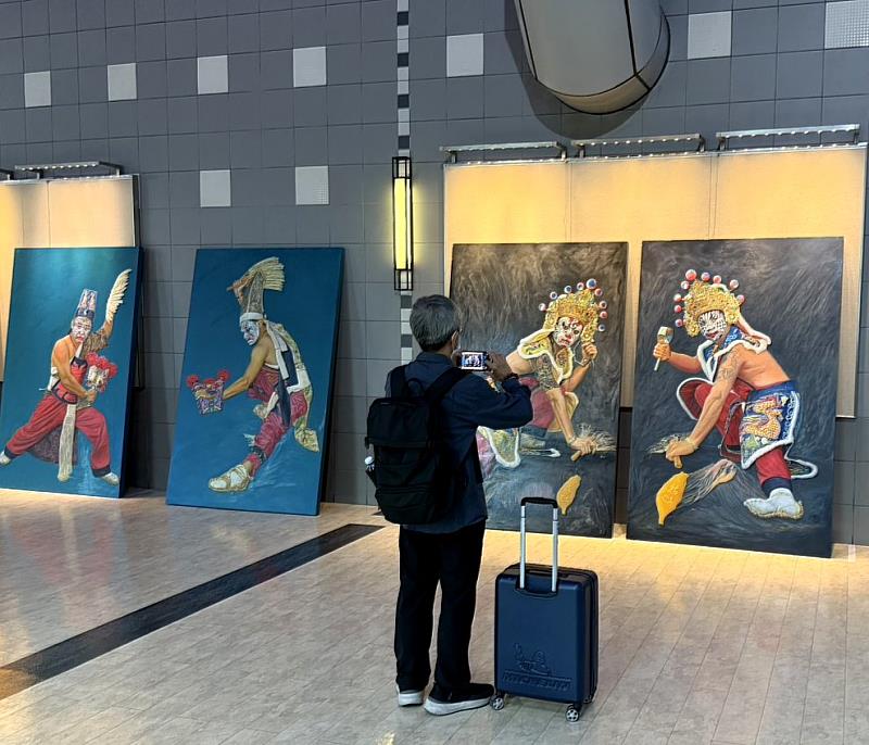 高雄機場《將神演藝-莊洊有油畫個展》,吸引往來旅人駐足欣賞。