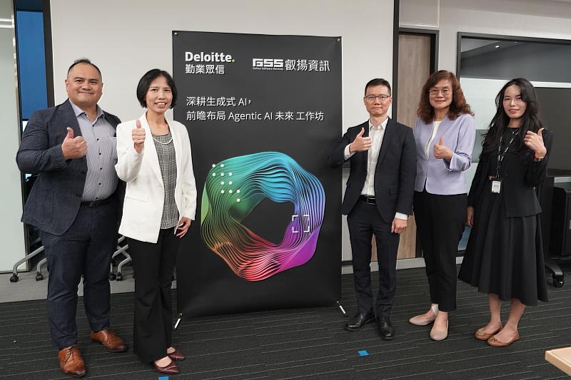 (左起)勤業眾信科技與轉型服務協理解忠翰、勤業眾信科技與轉型服務執行副總經理許梅君、叡揚資訊未來平台服務事業處 資深經理林志峰、叡揚資訊處長鄧若蘭、勤業眾信科技與轉型服務資深顧問夏玉柔。