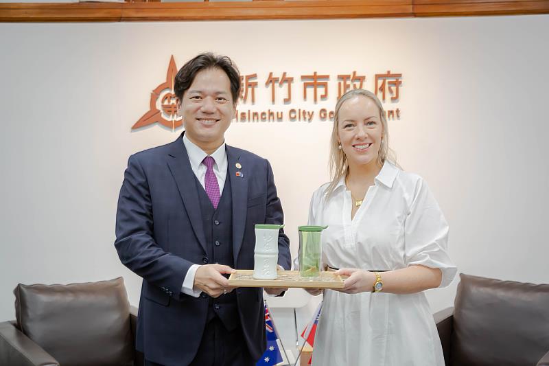 邱代理市長特別致贈代表竹市特色的玻璃暨陶瓷藝品「竹節杯」。