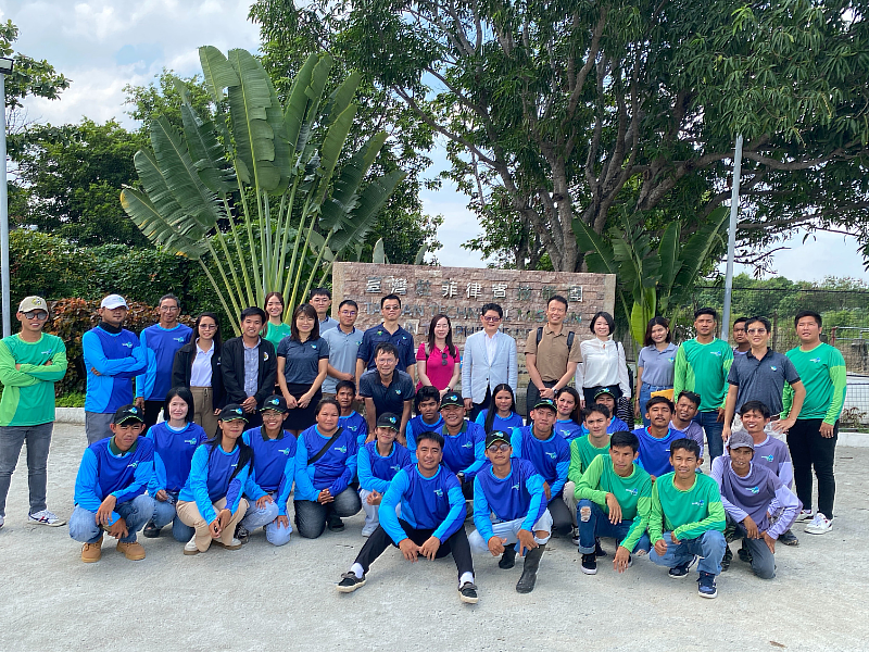 Group photo in front of the entrance of TTM demo farm