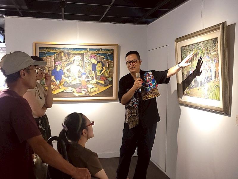 泰雅族策展人馬紹.阿紀導覽。