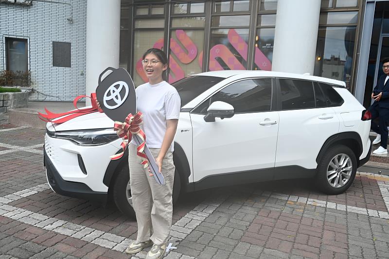 臺東「一遊未盡」油電車大獎揭曉！ 近1.5萬人參加 創造8千萬觀光產值 饒慶鈴親頒特別獎豪華油電車