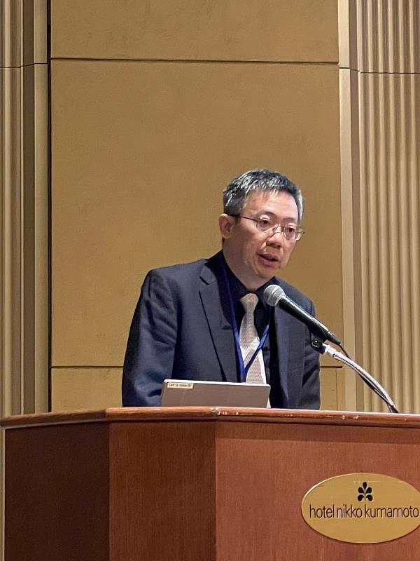 本校郭伯臣校長上台分享2