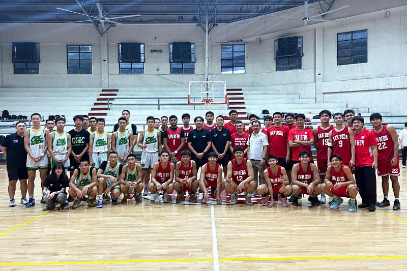 中信高中籃球隊與菲律賓當地聯賽四強球隊Sen Beda Red Lions合影。(圖/中信高中提供)