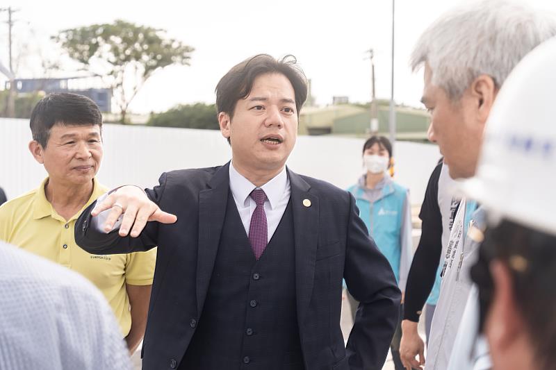 邱臣遠代理市長前往視察,宣布「慈濟路北段銜接慈雲路段」今起通車。