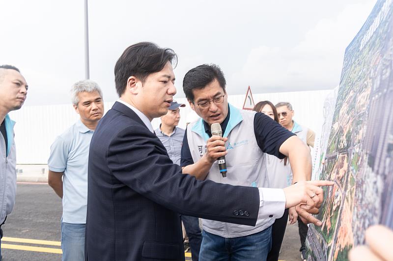 邱臣遠代理市長聆聽地政處長何憲棋簡報。