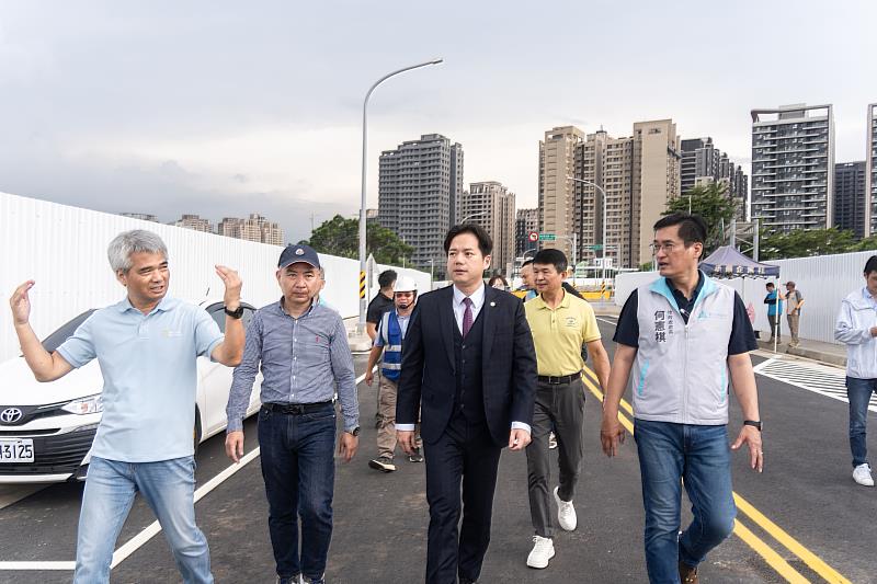邱臣遠代理市長前往視察,宣布「慈濟路北段銜接慈雲路段」今起通車。