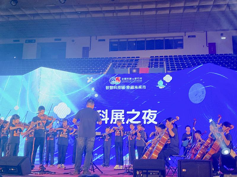 東園弦樂團表演。