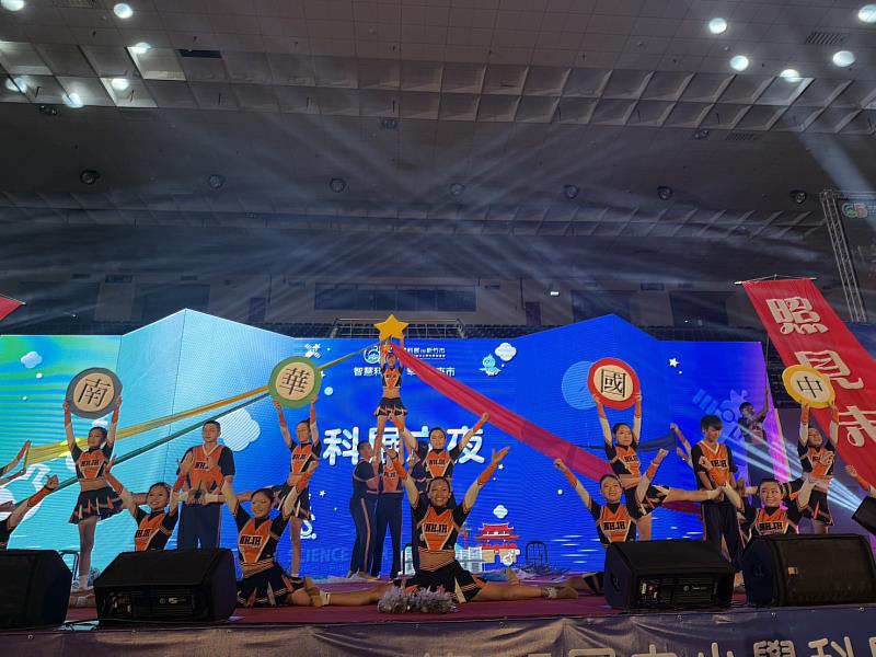 南華國中啦旗隊表演。