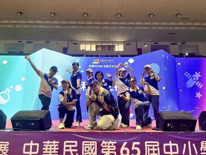 國中小校長熱舞暖場。