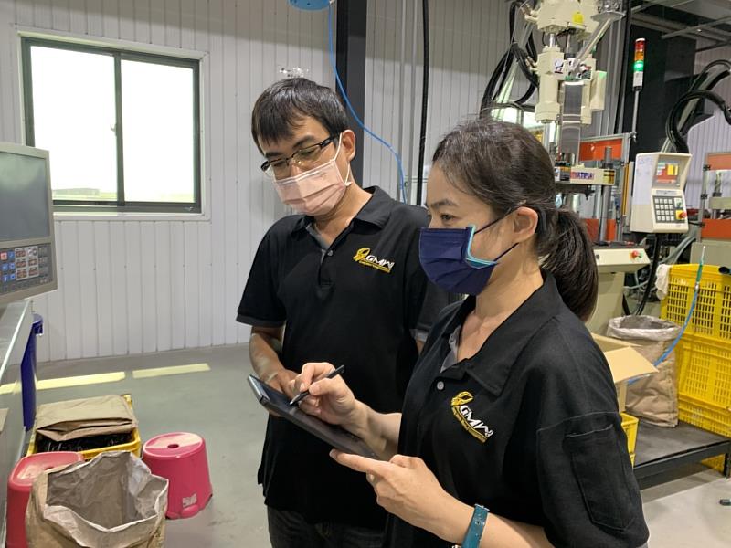 聽障者透過「合理調整」減少須頻繁溝通的工作項目，並運用溝通板輔具進行工作討論