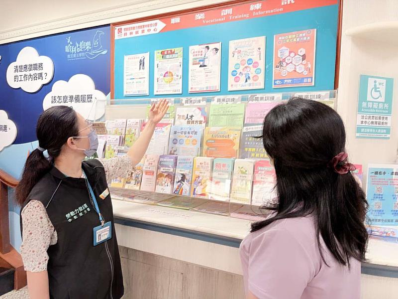 員林就業中心就服員為身心障礙者說明可運用的就業資源