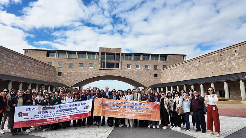 文化大學商學院35位學生前往澳洲布里斯本與黃金海岸地區，赴姐妹校邦德大學（Bond University）展開移地學習課程。