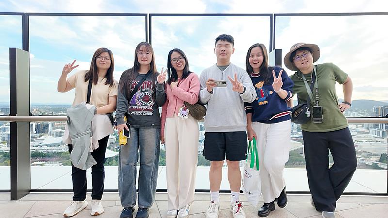 透過與邦德大學師生互動，學生親身體驗多元文化背景下的價值觀與思維模式，有效提升跨文化溝通與適應能力，為未來進入國際職場奠定扎實基礎。