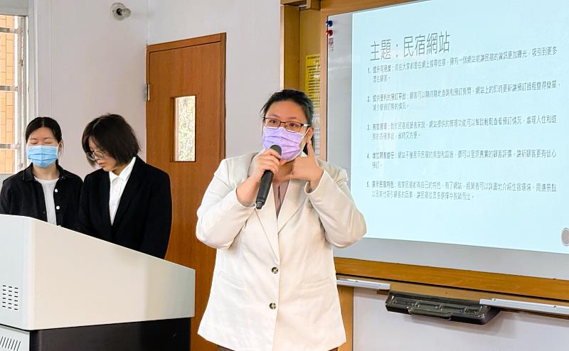 物理治療碩士小雯參加北分署「產業新尖兵計畫-全端工程師人才培訓班」，成功轉換跑道。圖為小雯在成果發表會上展現訓練期間所學成果
